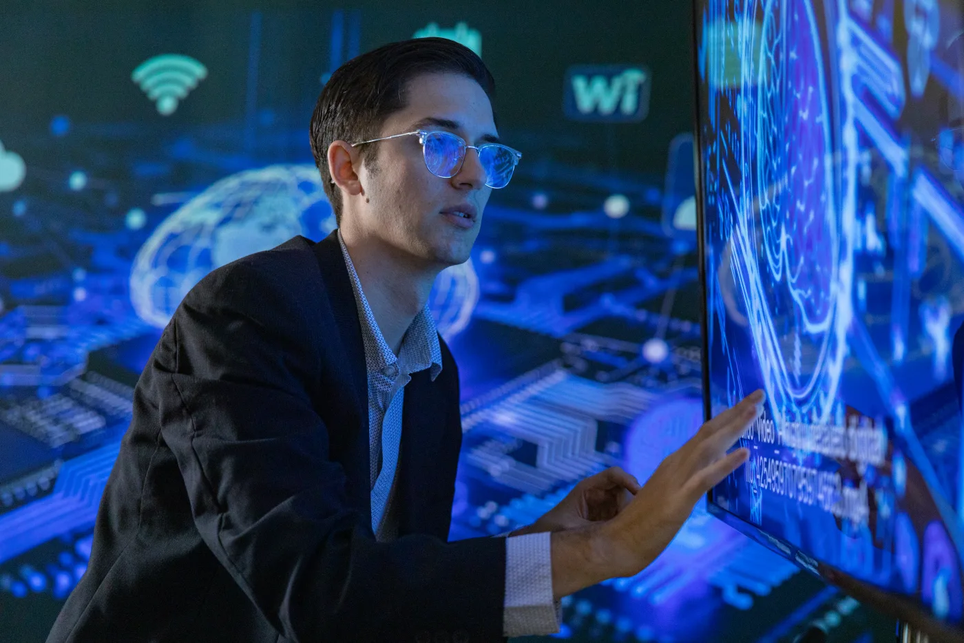 Profissional interagindo com interface digital na pagina de sistemas e automacao da Clepian